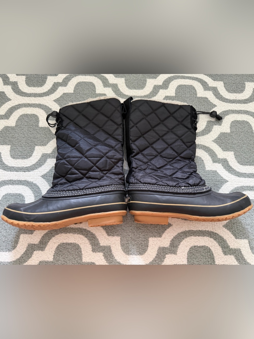 Khombu Stanwich Women’s 9 black quilted upper and rubber winter rain boot